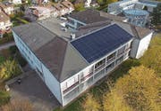 Im Rahmen der Sonderwoche «Bugalu spart Energie» wurde eine Solaranlage auf dem Dach des Schulhauses installiert.