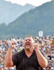 Ein Erfolg für die Ewigkeit: Christian Stucki nach dem Sieg im Schlussgang. (Bild: Peter Schneider/KEY)