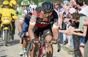 Greg van Avermaet fährt über einen der berühmten Kopfsteinpflaster-Sektoren von Paris–Roubaix. (Bild: Bernard Papon/EPA)