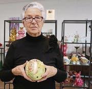 Bruni Piller schafft Kunstwerke aus den unterschiedlichsten Eiern. (Bild: Res Lerch)
