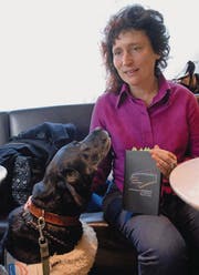 Yvonn Scherrer mit ihrem Blindenhund Safir. (Bild: Hansruedi Kugler)