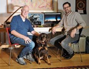 Thomas Lüchinger und Samuel Kellenberger im Studio mit Hündin Cleopatra. (Bild: Simon Roth)