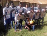Ein Stück Zuzwil in Angola: Die «Equipa de Futebol da Missão de Ocola» zählt nun zu den best aussehendsten Teams der Region. (Bild: PD)