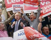 Der Ruf als Exzentriker eilt ihm voraus: Boris Johnson (links, mit Mikrophon) wirbt für einen Austritt Grossbritanniens aus der EU. (Bild: imago/Ben Stevens)