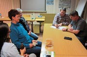 Präsident Stefan Borkert (links) sowie Mitglied und Baufachmann Adrian Ilg erklären den vorläufigen Bauplan. (Bild: Desirée Müller)