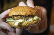 Craft-Bier-Burger von der Bierakademie St. Gallen. (Bild: Michel Canonica)