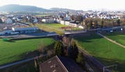 Die Sanierung des Mühle-Viadukts (rechts) auf St. Galler Boden startete bereits im September 2017. Ab nächsten Montag beginnen die Arbeiten am Autobahnzubringer auch auf Thurgauer Boden. In den beiden Kantonen soll die Georg-Renner- beziehungsweise Wilerstrasse saniert und verbreitert werden, um die Verkehrssicherheit zu erhöhen. (Bild: Simon Dudle)