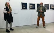 Vernissage in Eschlikon: Fotografin Simone Kappeler mit Galerist Jordanis Theodoridis vor ihren Werken. (Bild: Werner Widmer/PD)