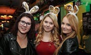 Drei Bunnys auf der Suche im Peggy’s: Lorina Gröble, Jennifer Gröble und Désirée Frei. (Bilder: Chris Marty/frauenfeld-events.ch)