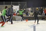 Tolle Stimmung und unberechenbarer Fussball auf Schnee (Bild: Corinne Hanselmann)