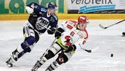 Hart umkämpftes Derby: Michael Novak (links) im Duell mit Frauenfelds Eric Geiser. (Bild: Mario Gaccioli)