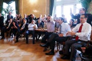 Politikerinnen und Politiker jeglicher Couleur fiebern mit der Schweizer Nati mit. (Bild: PETER KLAUNZER (KEYSTONE))