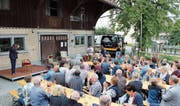 Die Gäste konnten im Weiler Balgen unter freiem Himmel restaurierte Stühle ersteigern. (Bild: Trudi Krieg)