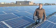 Betriebsleiter Josef Müller auf dem Dach der Produktionshalle der Firma Hügli inmitten der Photovoltaikanlage mit 384 Modulen. (Bild: Fritz Heinze)