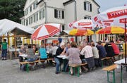 Beim Pfadiheim zusammensitzen und Erinnerungen austauschen. (Bild: Picasa)