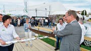 Nationalrätin Diana Gutjahr und Regierungsrat Walter Schönholzer zersägen das Band. (Bild: Donato Caspari)