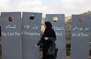 Aktion israelischer Friedensaktivisten: «Der letzte Tag der Besetzung ist der erste Tag des Friedens.» (Bild: Atef Safadi/EPA (Al Khader, 15. Januar 2016))