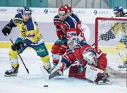 Sicherer Rückhalt: Rapperswil-Jonas Torhüter Melvin Nyffeler wehrt einen Abschluss des Davosers Brandon Buck ab. (Bild: Melanie Duchene/KEY)