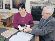 Die amerikanische Mathematikprofessorin Kathy Clark mit Fritz Staudacher, dem Autor des 2013 erschienenen Standardwerkes über Jost Bürgi. Sie halten Bürgis Proportional-Reduktions-Zirkel in den Händen. (Bild: Hansruedi Kugler)