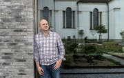 Pater Andy Givel bevorzugt es, wenn der Trauergottesdienst öffentlich und die Kirche voller Menschen ist. (Bild: Michel Canonica (1. Juni 2017))