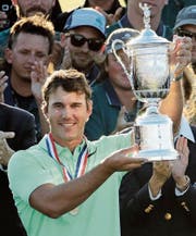 Brooks Koepka präsentiert die Trophäe der 117. US Open. Vor fünf Jahren nahm er noch an der Swiss Challenge teil. (Bild: Charlie Riedel/AP)