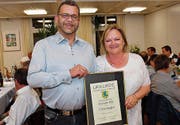 Marietta Ribi geht, Jürg Lengweiler kommt. Gemeinsam präsentieren sie die Ehrenmitgliedschaft der scheidenden Präsidentin. (Bild: he)