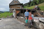 Der Brand der Scheune warf die Pläne von Matthias und Monika Kuratli, hier mit ihren Kindern Melchior und Anna, über den Haufen. (Bild: Sabine Schmid)