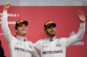 Nicht immer jubelten Nico Rosberg (links) und Lewis Hamilton so einträchtig wie vor zwei Wochen nach dem GP von Japan. (Bild: FRANCK ROBICHON (EPA))