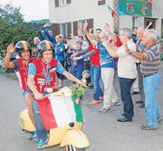 Ankunft auf der Vespa beim elterlichen Föhrenhof: Daniel Hubmann lenkt, sein Bruder Martin lässt sich chauffieren. (Bild: Christoph Heer)