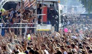 J wie Johlen: Kocht die Stimmung oder spielt der DJ einen besonders euphorisierenden Titel, quittiert dies das Publikum mit Gejohle. Begleitet werden die Urschreie mit einem im Takt zuckenden und zum Himmel gerichteten Zeigefinger. Alles andere versteht sowieso niemand. (Bild: Keystone)