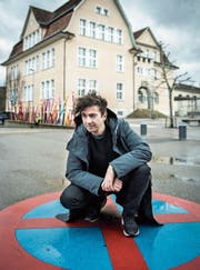 Steht beruflich nicht im Halteverbot, sondern startet in New York City musikalisch durch: Kurt Uenala vor seinem ehemaligen Schulhaus in seinem Heimatdorf Aadorf. (Bild: Reto Martin)