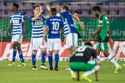 Das wollen die Espen-Fans am Sonntag auf keinen Fall sehen: Jubelnde Lausanner, niedergeschlagene St.Galler. (Bild: JEAN-CHRISTOPHE BOTT (KEYSTONE))