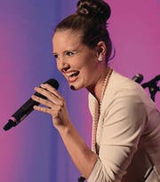 Larissa Baumann überzeugte mit ihrer wandlungsfähigen Stimme und ihrer natürlichen Ausstrahlung. (Bild: Christof Lampart)