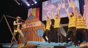 Unter dem Titel «Salto Mortale» stellten Turner des TV Wattwil einen Banküberfall dar. Zuletzt hatte allerdings der Sheriff die Oberhand. (Bild: Martin Knoepfel)