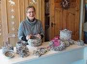 Lotte Rieder lebt in ihrer Freizeit ihre Kreativität aus und kreiert Gegenstände aus altem Papier. (Bild: Samira Hörler)