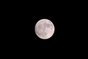 Der Vollmond hindert höchstens am Schlafen, weil er so hell leuchtet oder für romantische Stimmung sorgt. (Bild: JEAN-CHRISTOPHE BOTT (KEYSTONE))