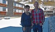 Lisbeth und Hanskoni Frischknecht sind seit der Eröffnung die Gastgeber im Reka-Feriendorf Urnäsch. (Bild: MC)