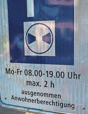 Ein Schild, das die Parkierungszone im Kurzdorf markiert. (Bild: ma)