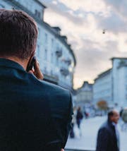 Bei Ermittlungen im Rahmen von Strafverfahren hört manchmal auch die Polizei am Telefon mit. (Bild: ky/Gaetan Bally)