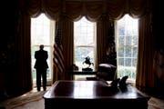 Macht macht einsam: Donald Trump in seinem Oval Office. (Bild: Andrew Harnik (AP))