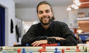 Jugendarbeiter Jonathan Trüeb leitet den Jugendtreff in Berg. (Bild: Nana do Carmo)
