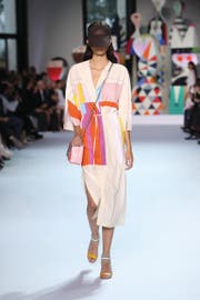 Das «Mural»-Kleid von Akris aus der Frühling-/Sommerkollektion 2018 geht als Look 28 über den Pariser Laufsteg. (Bild: pd)