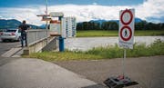 Oberriet - Rhein führt Hochwasser Viele Schaulustige säumen das Ufer (Bild: Ralph Ribi (Ralph Ribi ))