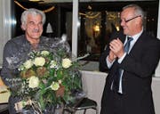 Nach fast 40 Jahren im Dienst der Gemeinde Gams wurden die Verdienste von Grundbuchverwalter Alfons Lenherr (links) aus Anlass seiner Pensionierung per Ende Januar von Gemeindepräsident Fredy Schöb gebührend gewürdigt. (Bild: PD)