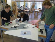 Im Werkraum: Die Studenten des Vorkurses arbeiten am Wandbild. (Bild: pd)