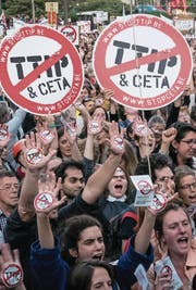 In den vergangenen Monaten forderten Tausende globalisierungskritische Demonstranten in ganz Europa, dass die Ceta-Verhandlungen gestoppt werden. (Bild: Aurore Belot/Getty (Brüssel, 20. September 2016))