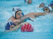 Milan Petrovic vom SC Kreuzlingen (weisse Mütze) kämpft gegen Xavier Barros von der Genève Natation. (Bild: Mario Gaccioli)