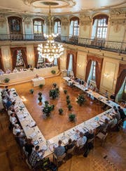 Der Gemeinderat im Grossen Bürgersaal des Rathauses. (Bild: Reto Martin (23. August 2017))