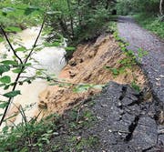 Das Ufer der Goldach ist durchs Unwetter abgerutscht, der Vitaparcours-Weg bleibt gesperrt. (Bild: PD)