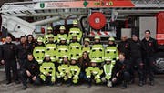 Stolz präsentieren sich die Knaben und Mädchen der Jugendfeuerwehr nach der Einkleidung mit dem Leiterteam vor dem Hubretter der Feuerwehr Kirchberg-Lütisburg. (Bild: Beat Lanzendorfer)